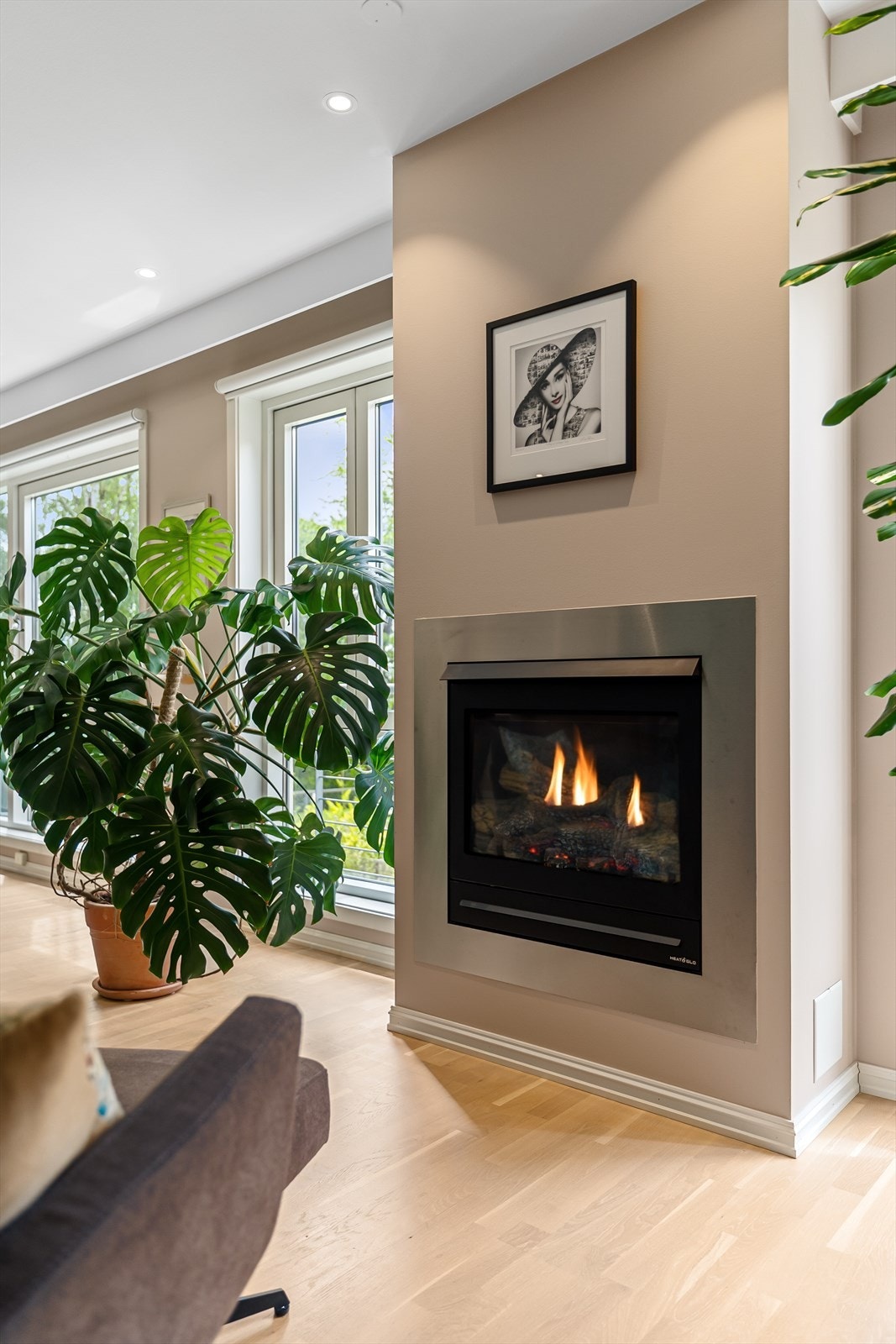 I stuen er det godt tilrettelagt for peiskos foran skilleveggen Galleribilde