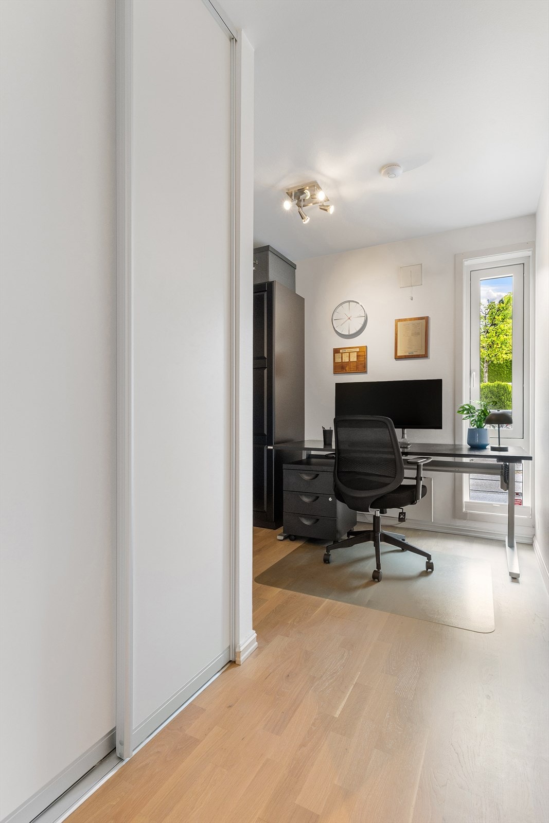 Soverom 3 benyttes i dag som kontor, og har både skyvedørsgarderobe og en stor skapløsning montert i 2019 Galleribilde