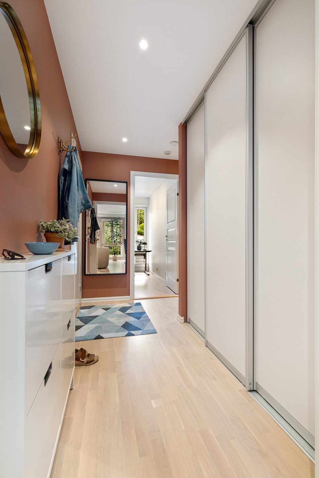 God oppbevaringsplass i stor skyvedørsgarderobe. Det medfølger i tillegg to kjellerboder med et samlet areal på ca. 9 kvm. Galleribilde