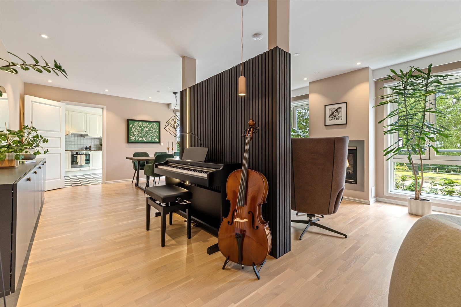 Skilleveggen skaper en naturlig rominndeling og gir fleksible møbleringsmuligheter på begge sider. Denne kan også fjernes om ønskelig. Galleribilde