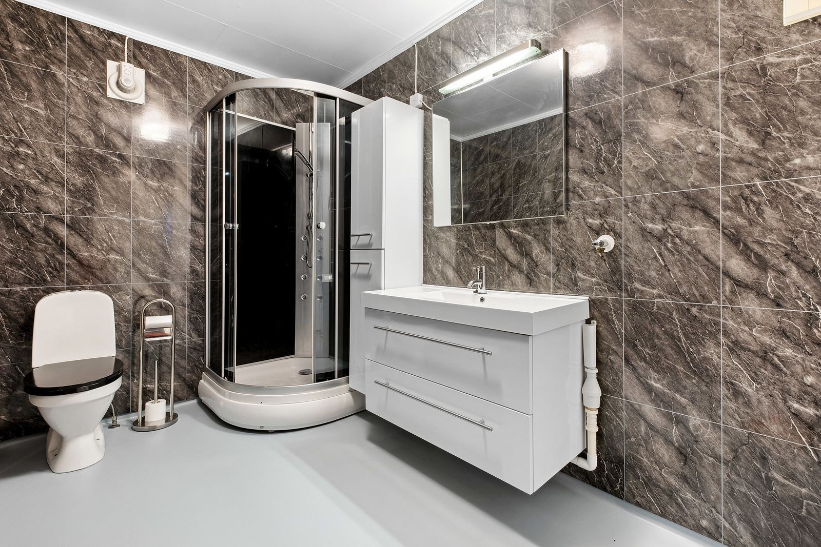 Badet har fått fliser på gulv Galleribilde