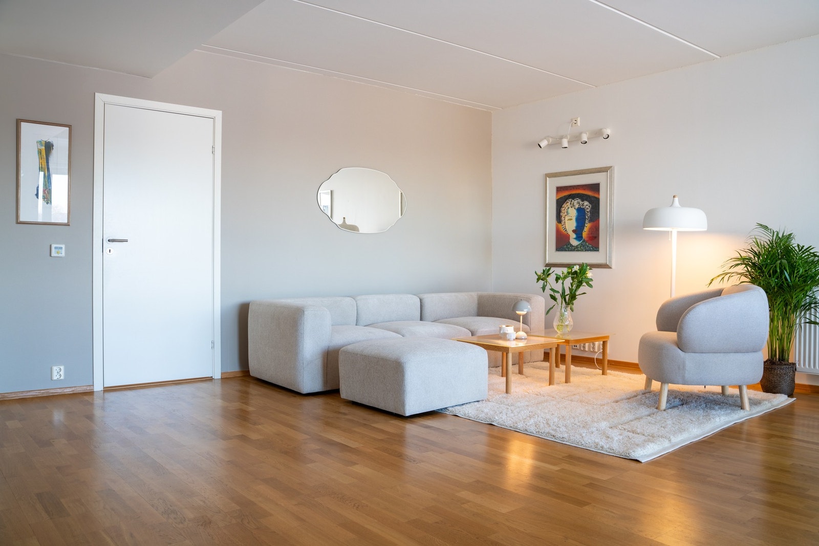 God plass til stor sofagruppe og har en naturlig sosial sone. Galleribilde