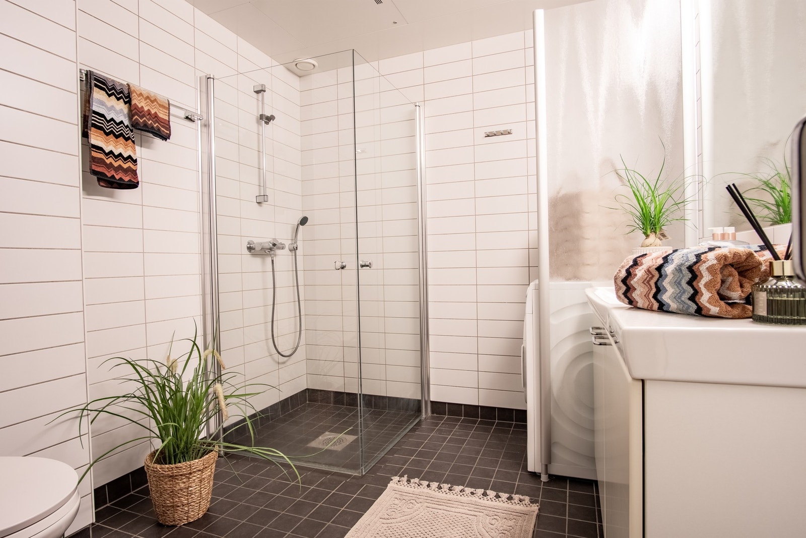 Pent og stilrent baderom med varme i gulv og stor baderomsinnredning. Galleribilde