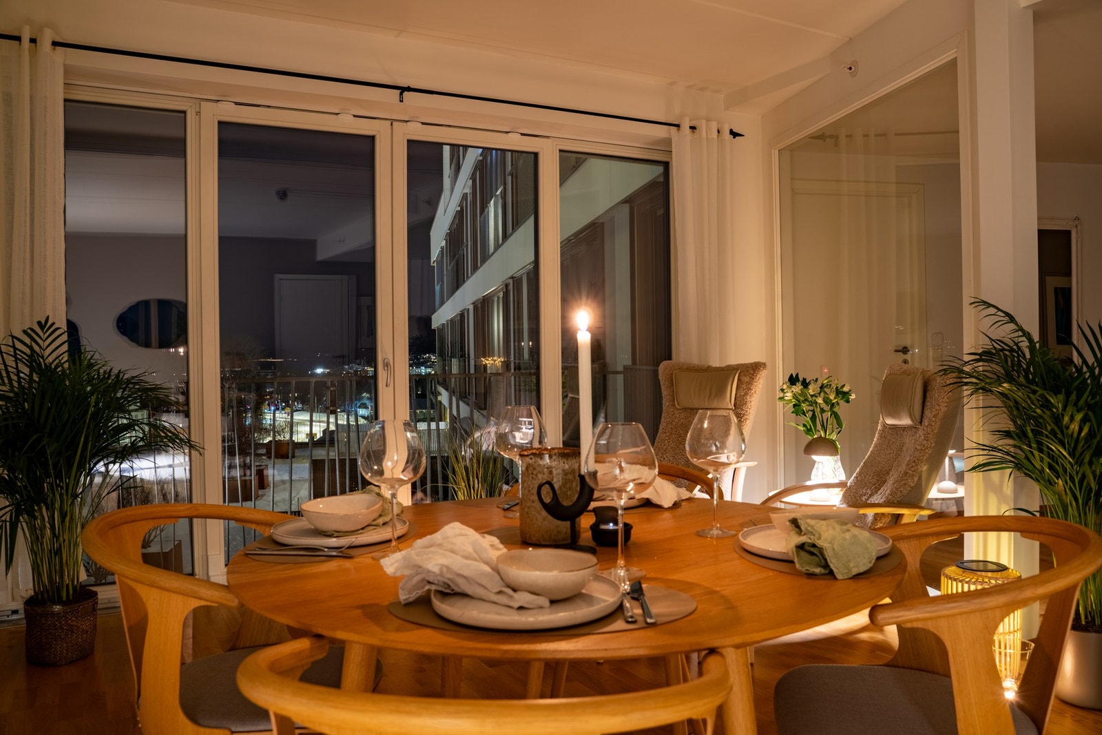 Stemningsfull stue med gode lysforhold også på kveldstid. Galleribilde