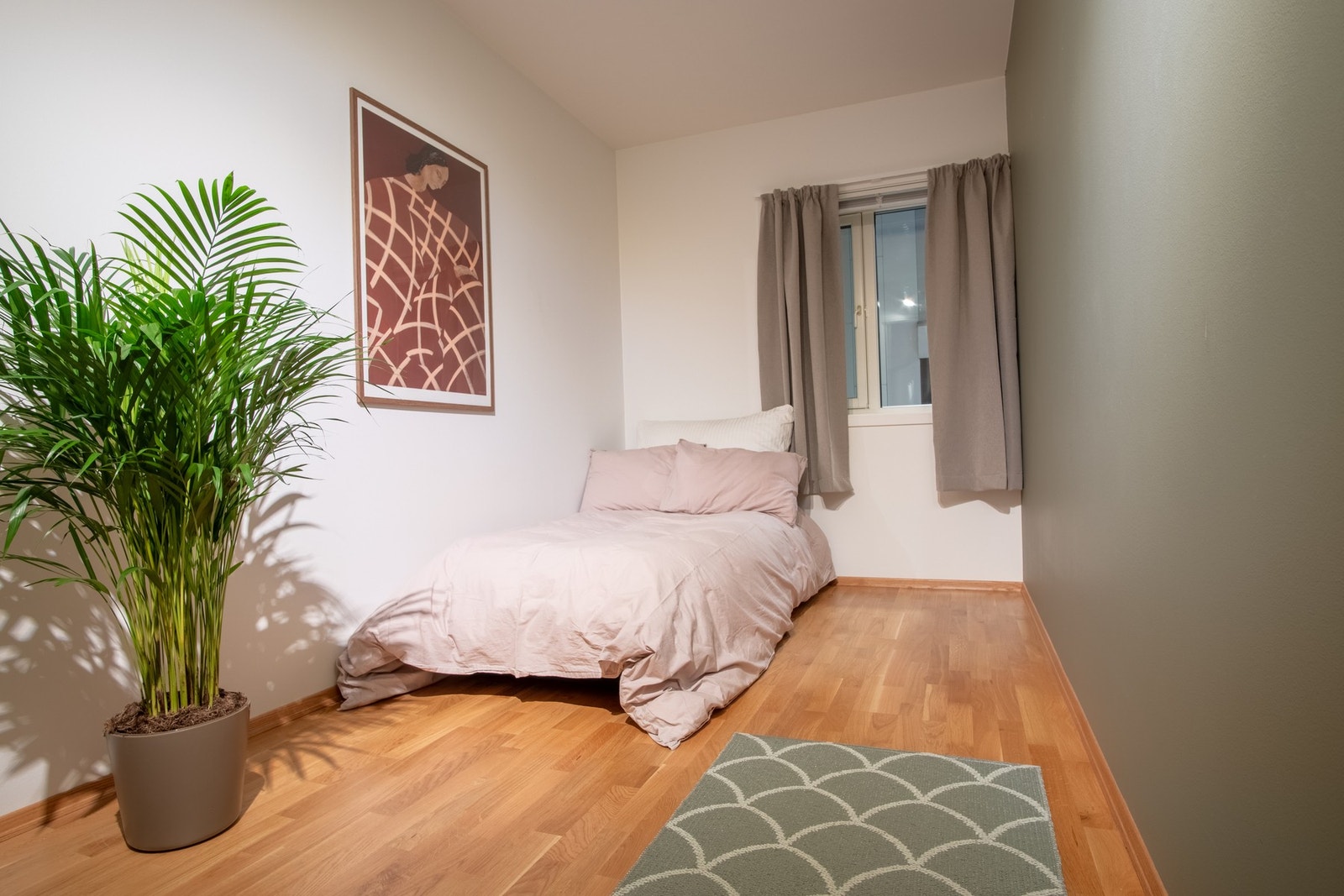 Soverom 2 og 3 på ca. 8 kvm, med god plass til seng, kontorpult og garderobe. Galleribilde