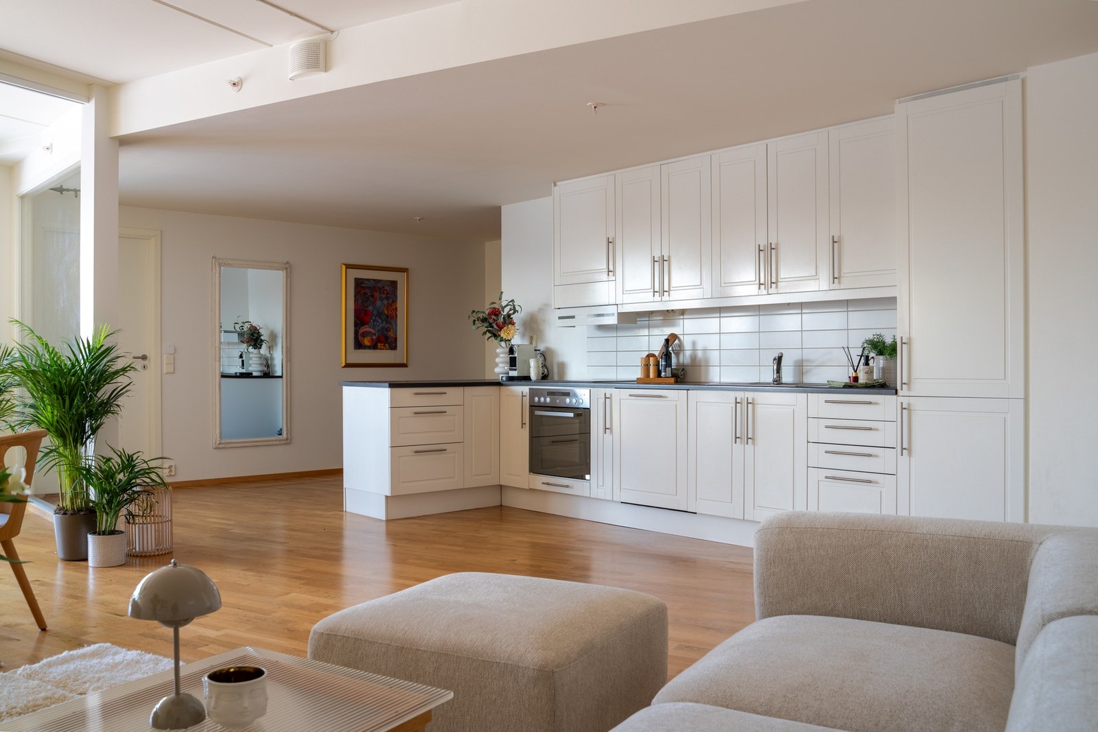 Åpen stue- og kjøkkenløsning skaper et luftig og hyggelig oppholdsrom. Galleribilde