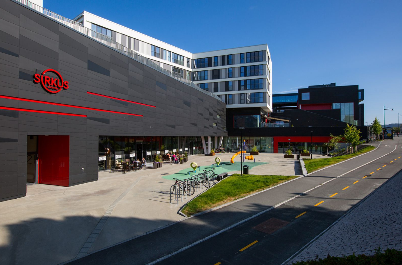 Leiligheten ligger på toppen av Sirkus Shopping med tilgang til alle fasiliteter. Her finner man butikker, bakeri, resturanter, apotek, naprapat, tannlege osv. Galleribilde