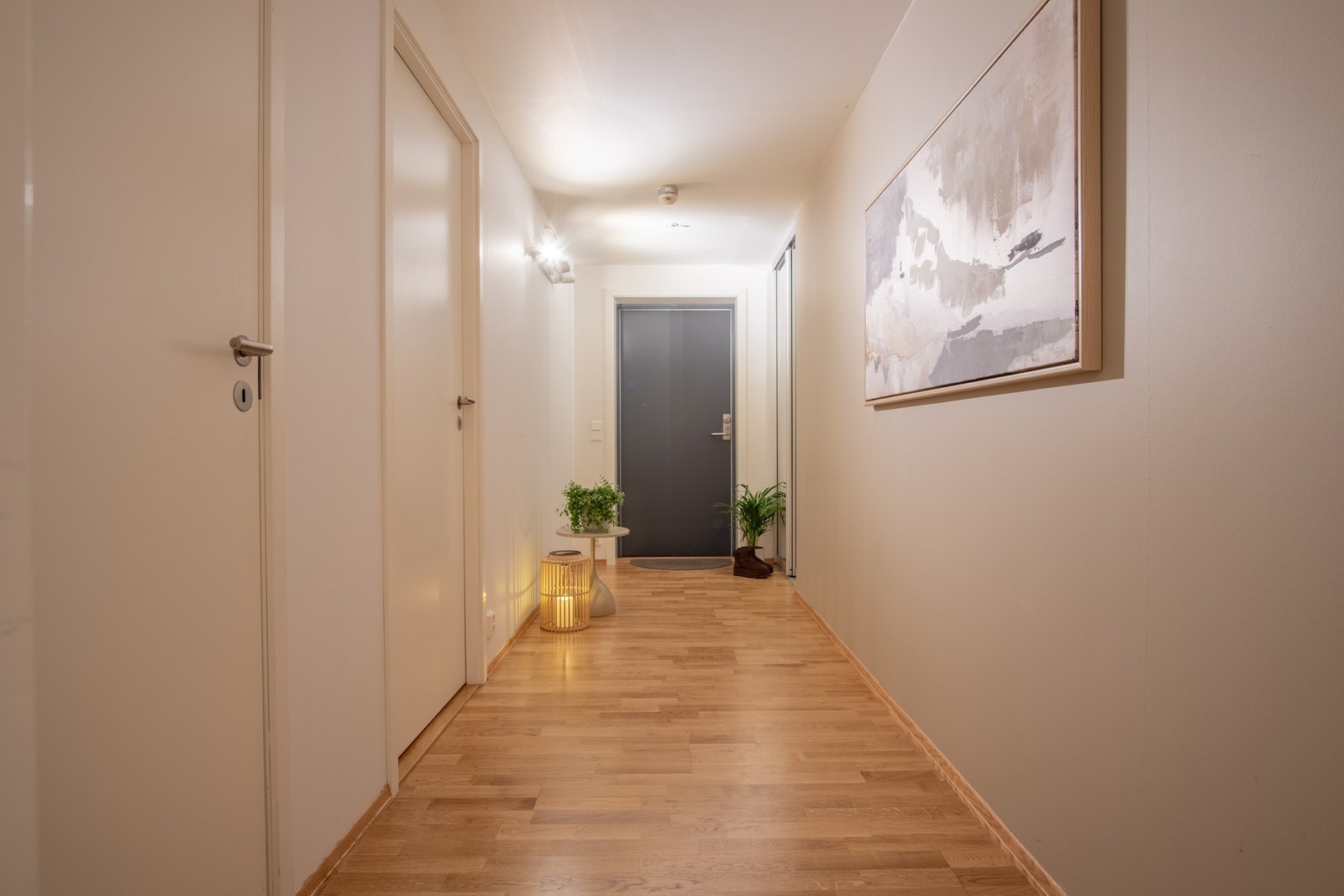 Rommene er svært romslige og entreen har god plass til garderobeløsning. Privat bod i samme etasje. Galleribilde