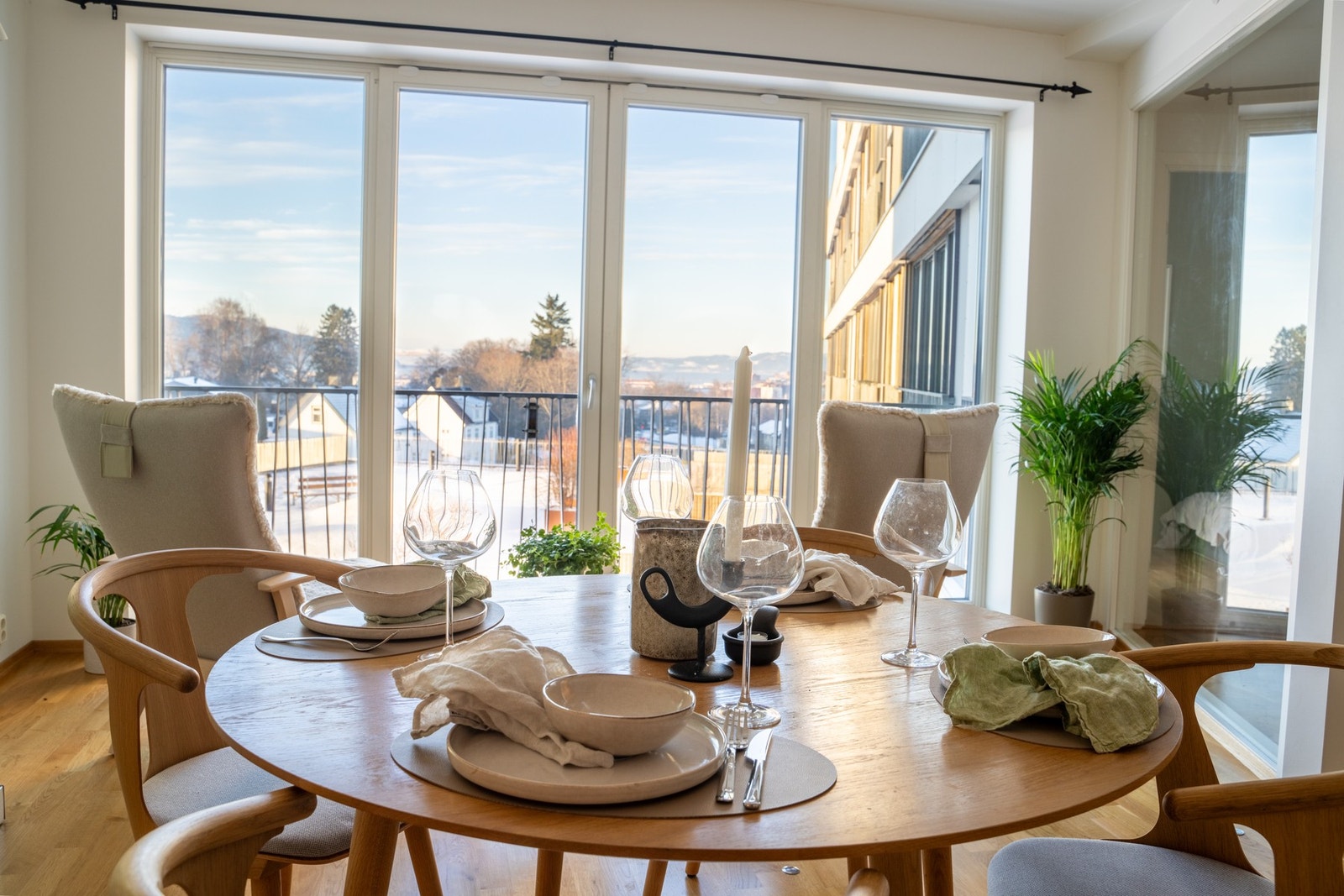 Spiseplassen har en naturlig plassering mellom stue og kjøkken, med hyggelig utsikt. Galleribilde
