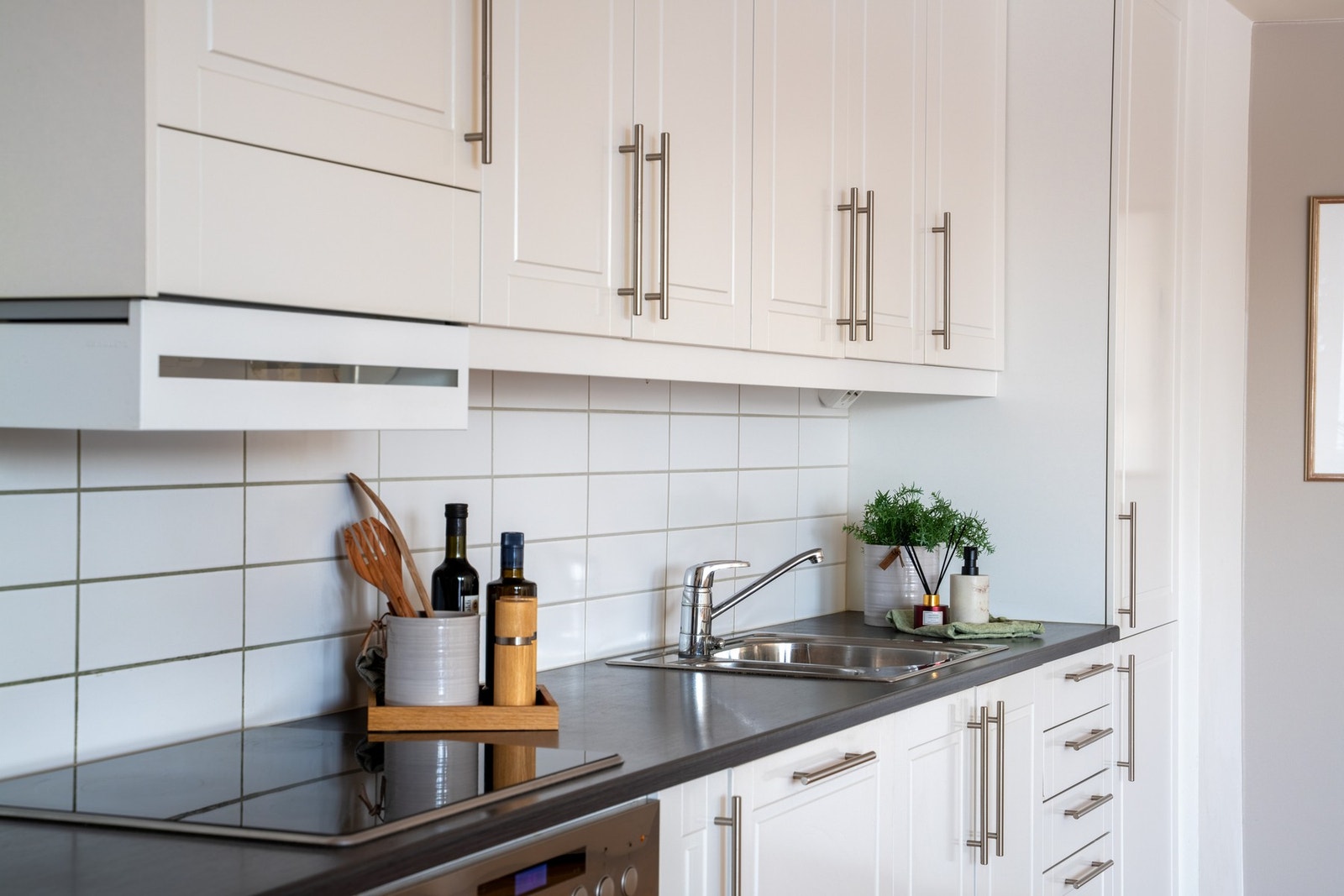 Kjøkken med integrerte hvitevarer og et tidløst, stilrent uttrykk. Galleribilde