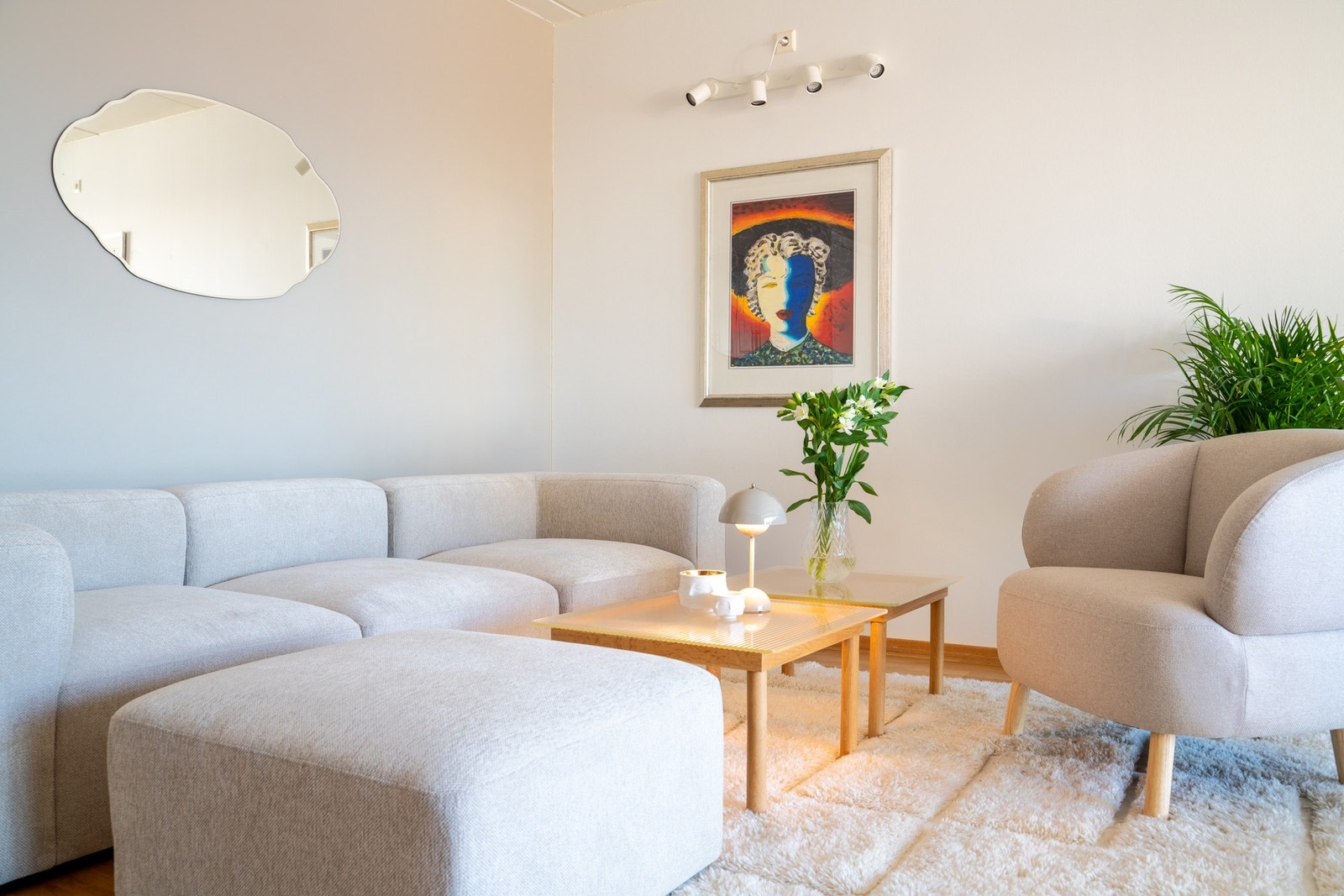 Stuen har en god og fleksibel planløsning som enkelt lar seg møblere etter behov. Galleribilde