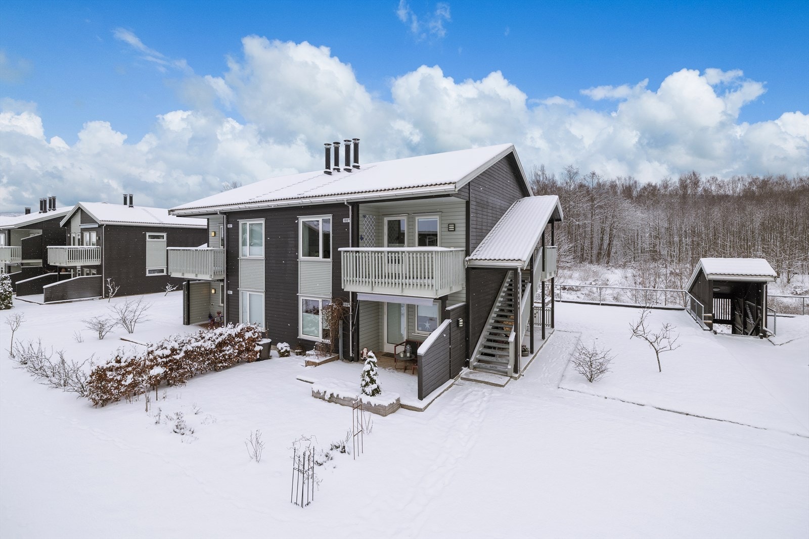Moderne 3-roms med balkong og carport - nær marka, tog, buss og kjøpesenter! Galleribilde