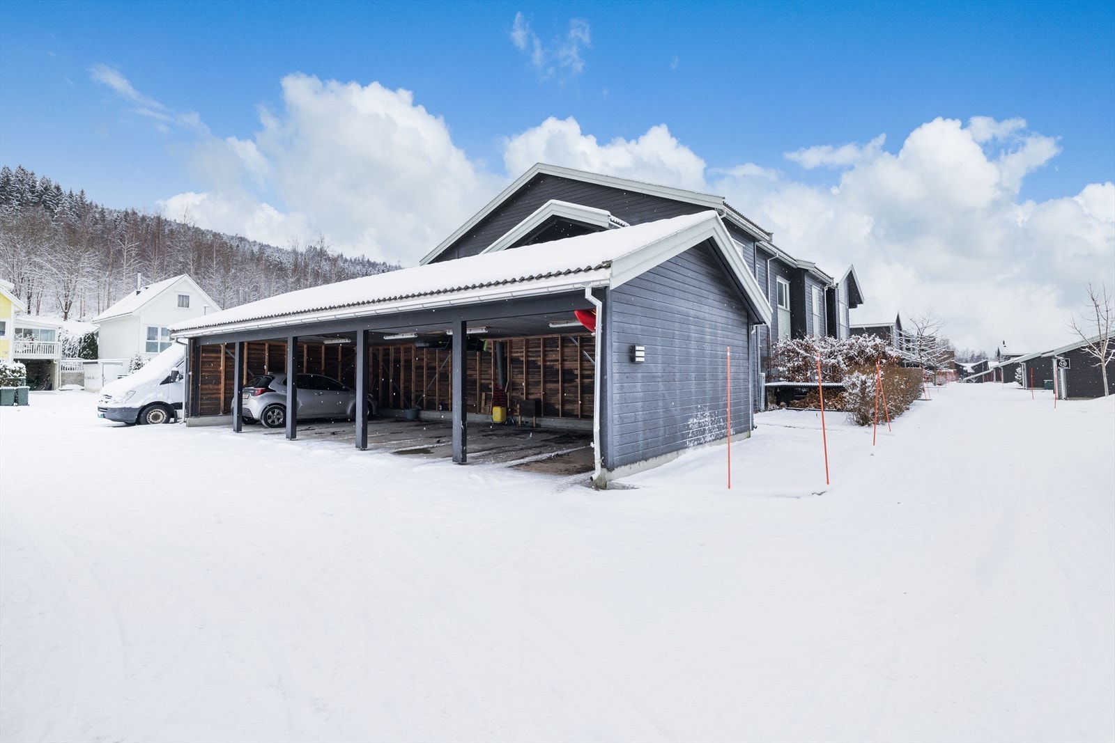 Alle leilighetene i sameiet disponerer hver sin carport Galleribilde