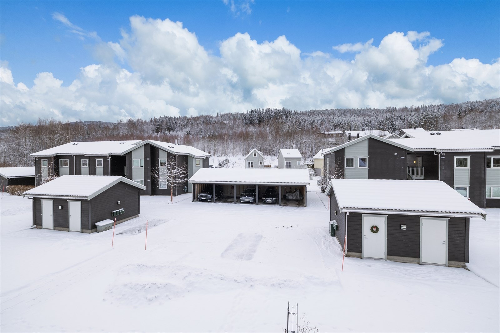 Få minutters gangavstand til Gulskogen senter med busstopp og Gulskogen stasjon med avgang hver time til Asker, Oslo og Kongsberg. Galleribilde
