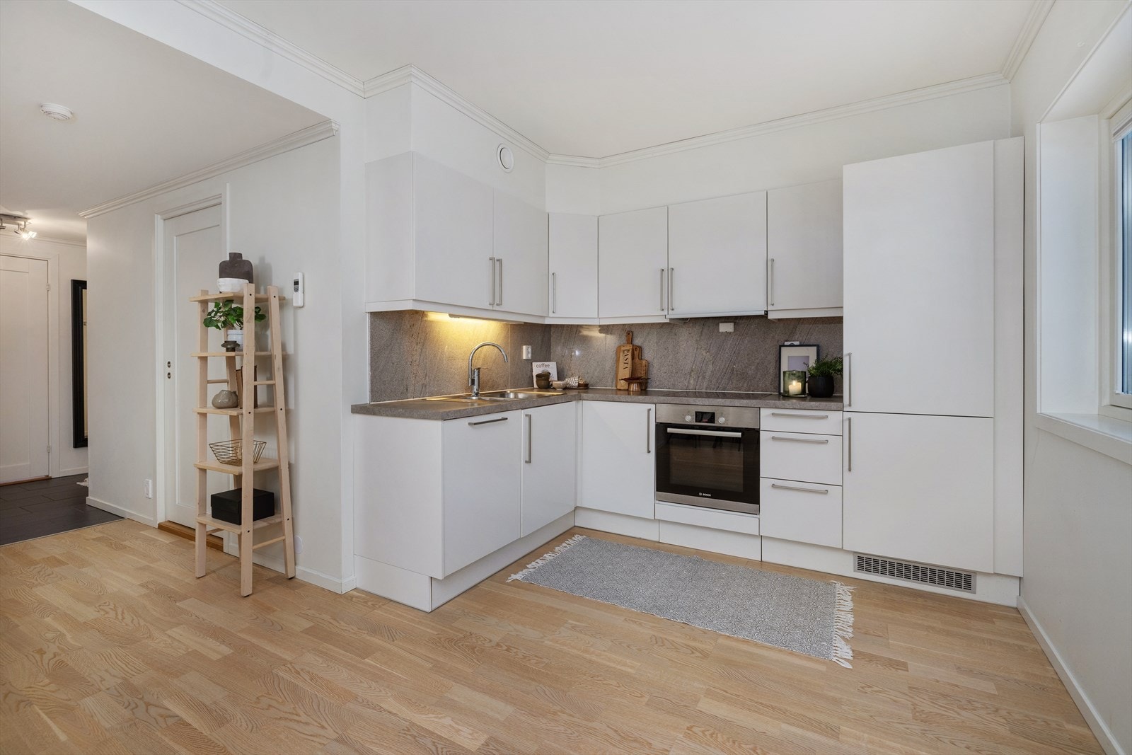 Mens kjøkkenet byr på god skapplass og integrerte hvitevarer. Galleribilde