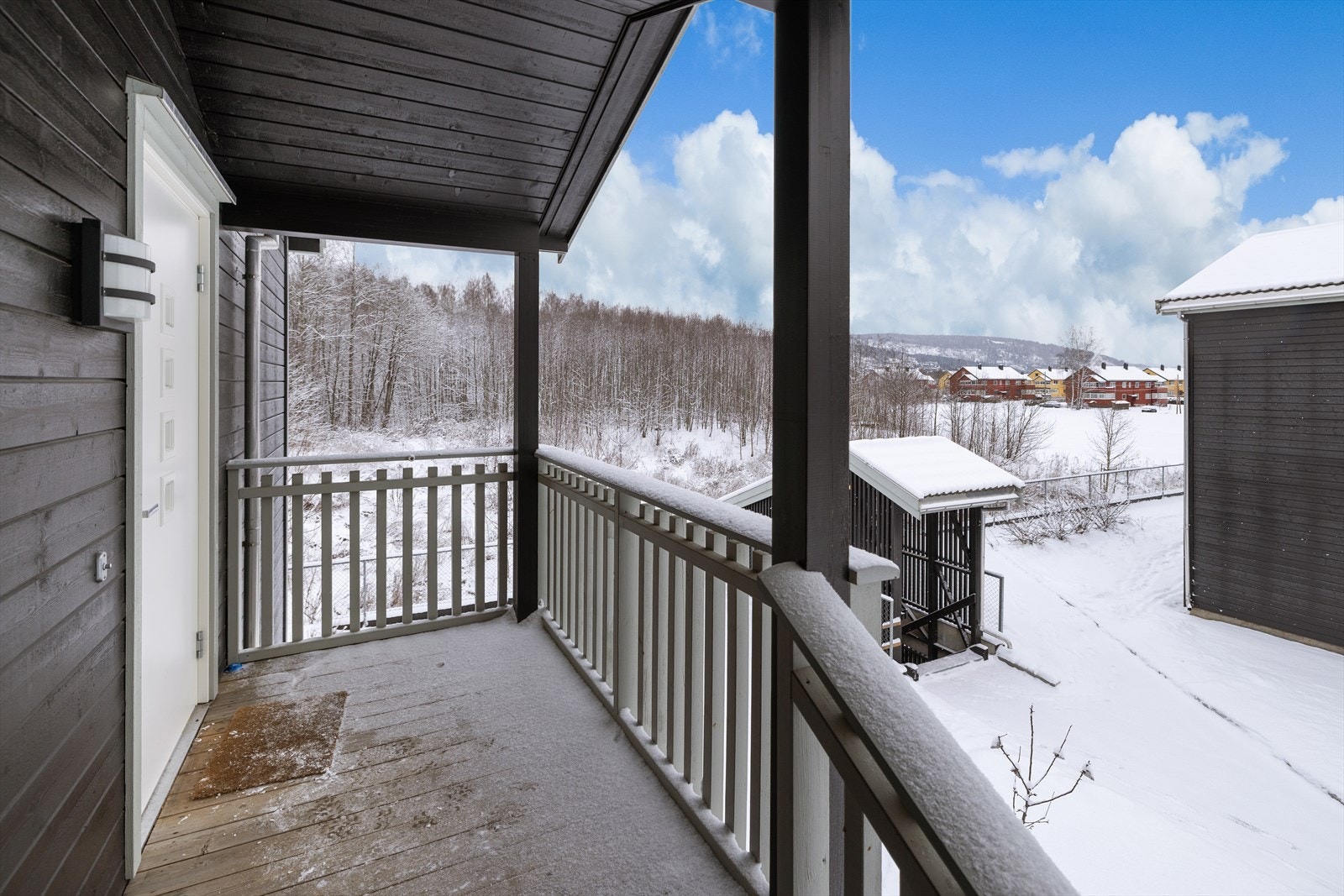Carport og bod følger med, og beliggenheten er perfekt for deg som ønsker et rolig område med nærhet til naturen. Galleribilde