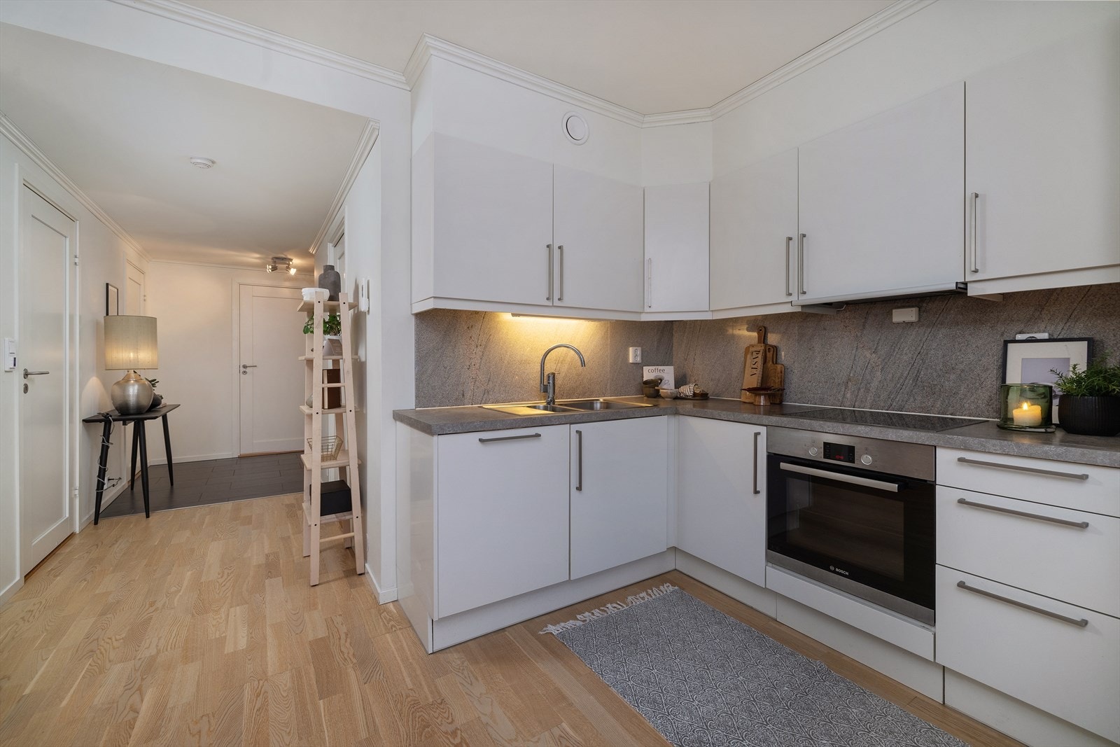 Videre inn i gangen er det parkettgulv og lyse vegger, som gir et luftig og ryddig inntrykk. Herfra er det adkomst til de fleste rom i leiligheten. Galleribilde