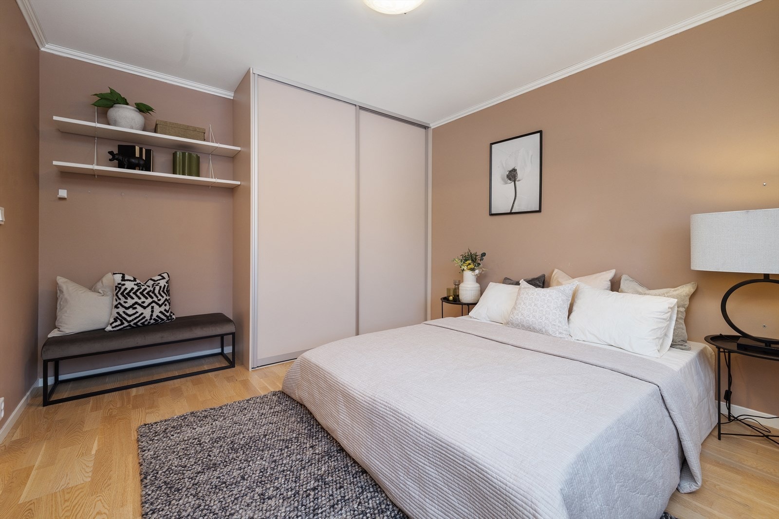 Hovedsoverom: Romslig med plass til dobbeltseng, garderobeskap med skyvedører og en lun farge på veggene som gir en behagelig atmosfære. Galleribilde