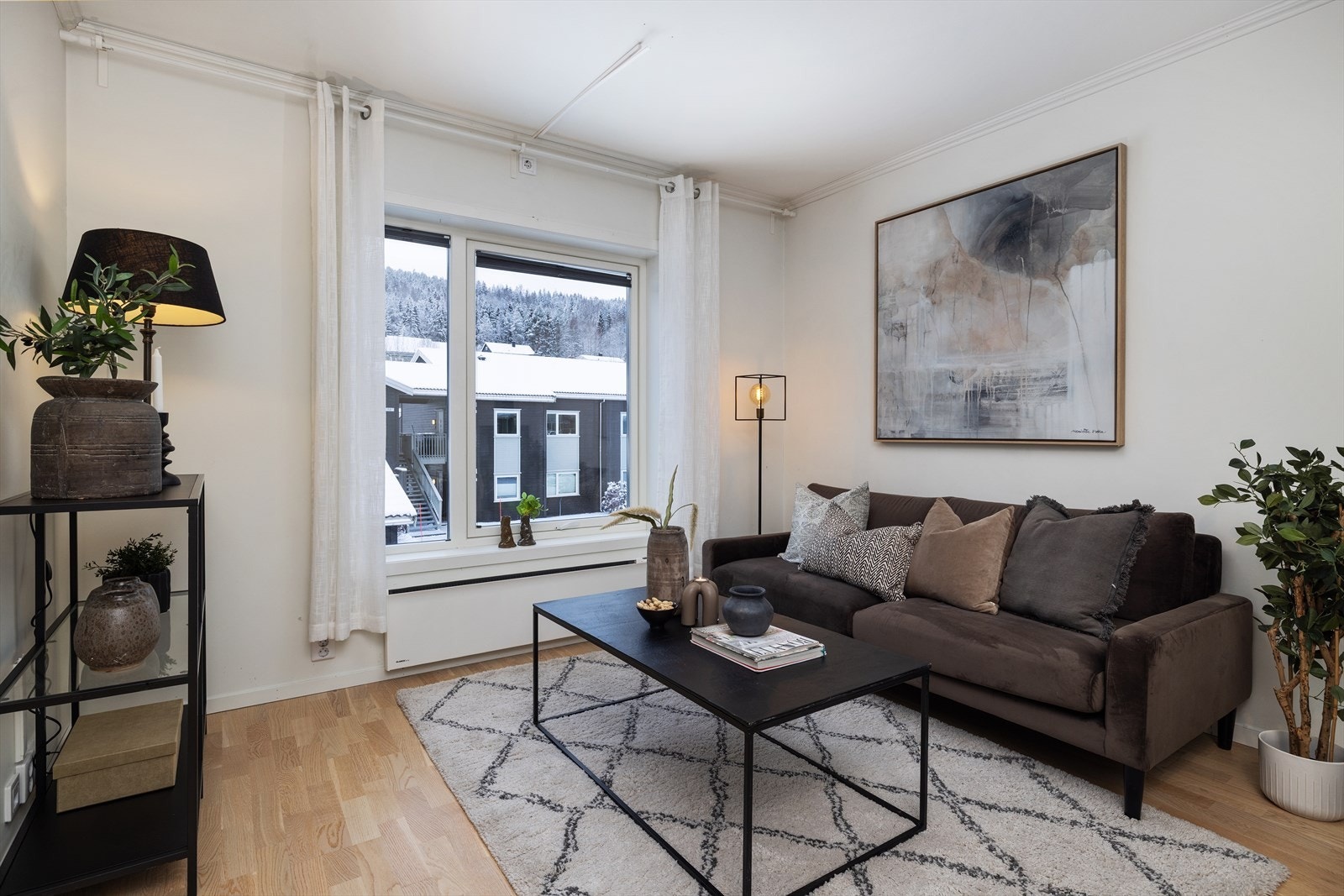 Hyggelig leilighet i 2.etasje med normal standard. Bygget har et moderne uttrykk med mørke fasader og lyse detaljer. Galleribilde