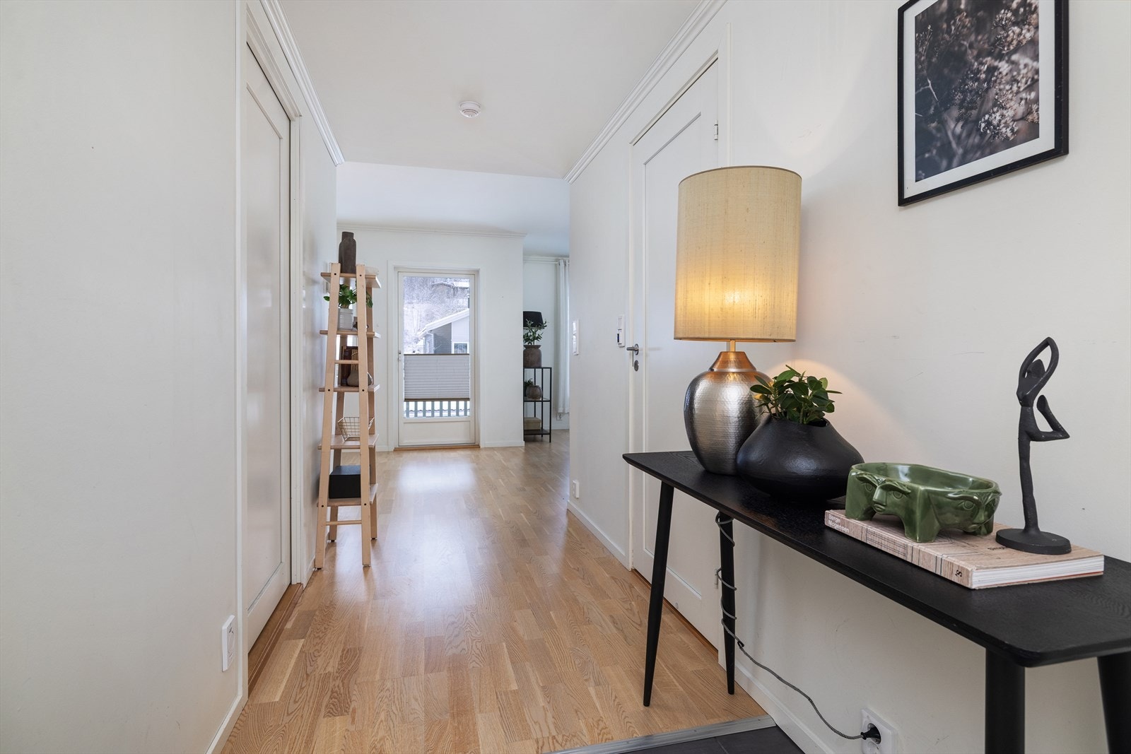 Leiligheten ønsker velkommen med en romslig entré med flislagt gulv og store speilskyvedører som gir gode oppbevaringsmuligheter for klær og sko. Galleribilde