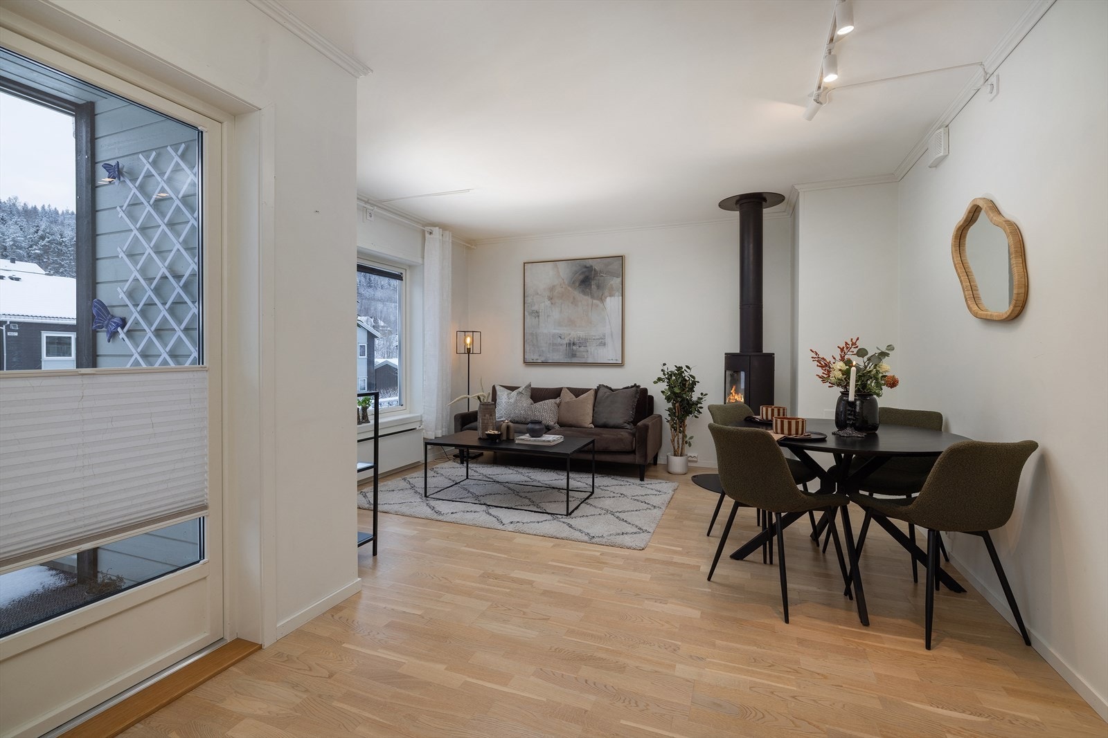 Åpen løsning mellom stue og kjøkken gir en sosial og praktisk sone. Galleribilde