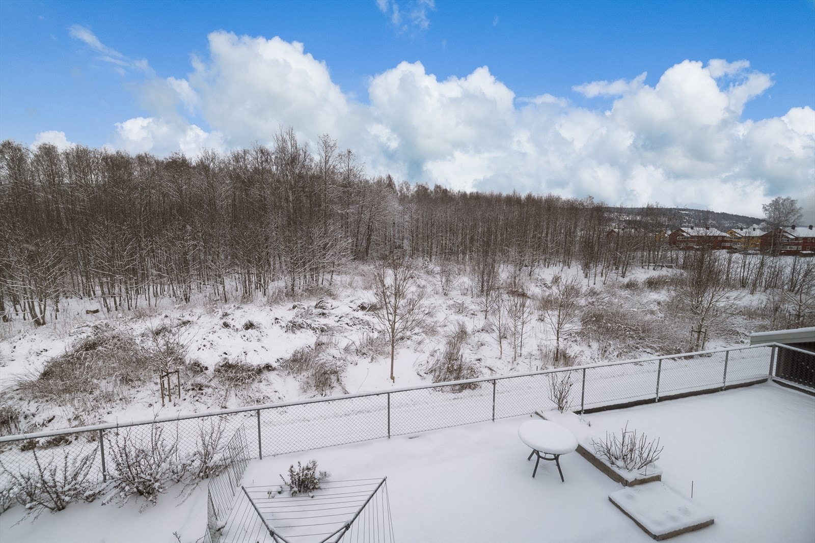 Tomten er pent opparbeidet med interne gangveier, plenområder og lekeplasser. Galleribilde