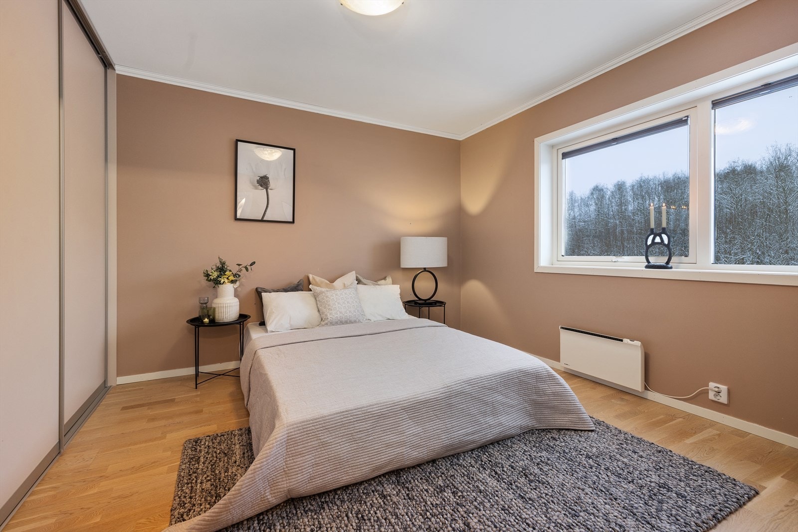 Hovedsoverommet er malt i en dus og trendy fargetone. Galleribilde