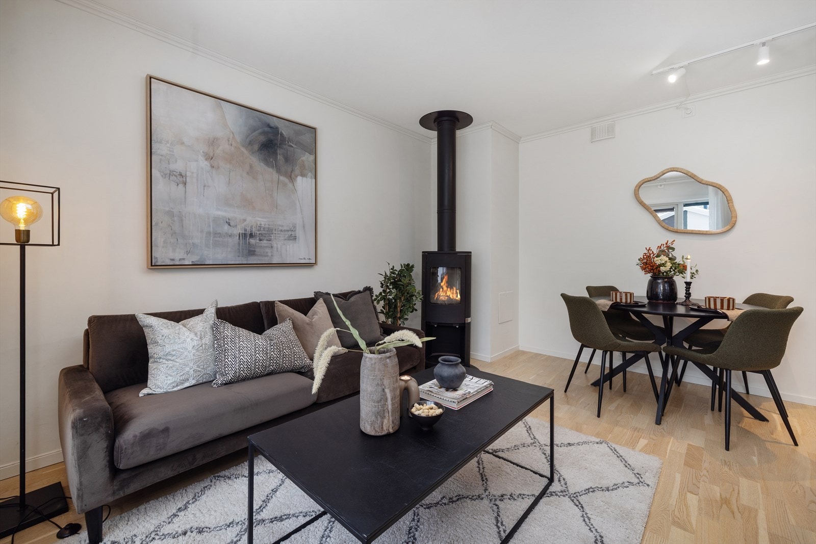 Stuen har store vinduer som slipper inn godt med lys, og en moderne vedovn som gir både varme og hygge på kalde dager. Galleribilde