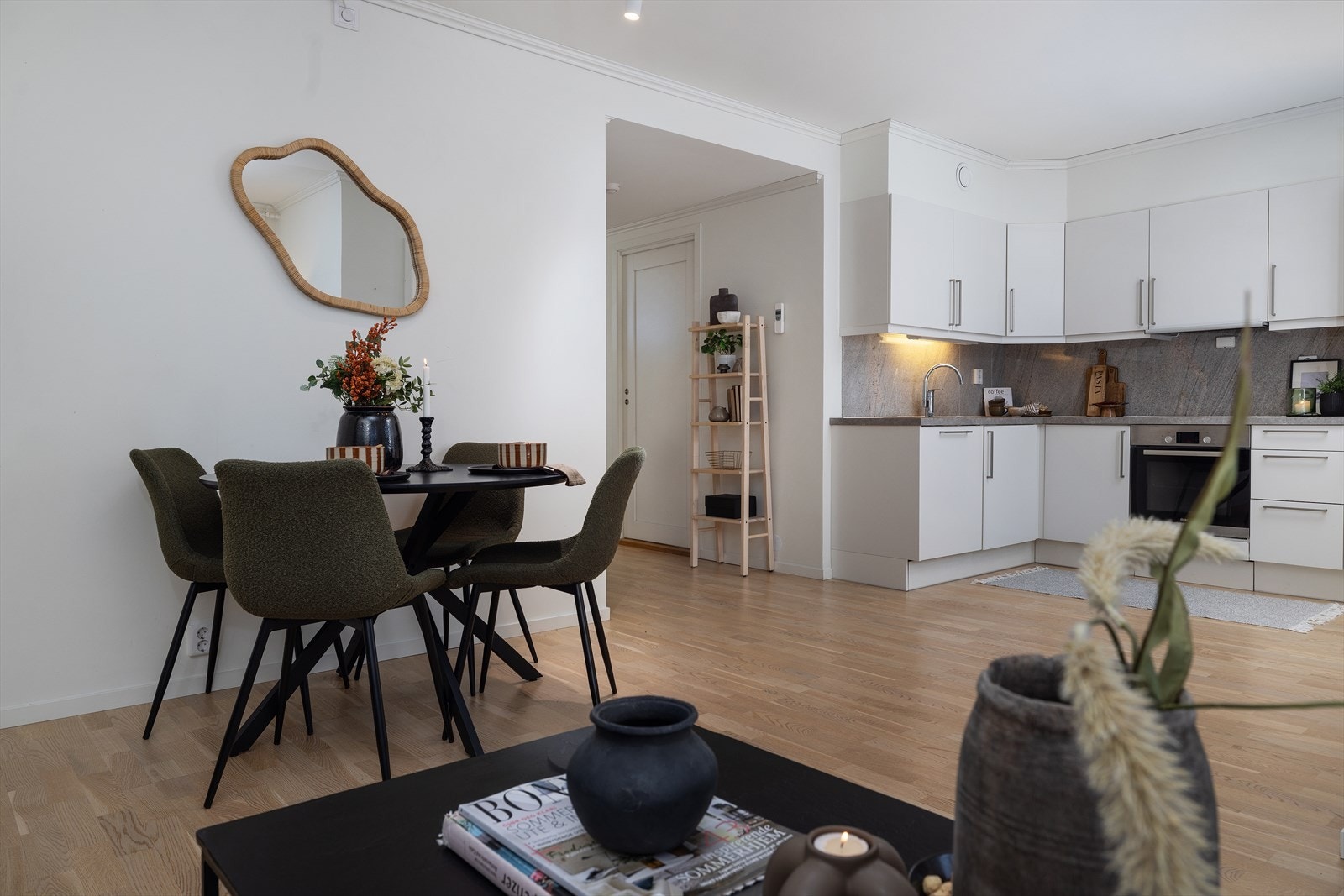 Benkeplaten og flislagt vegg over benk gir et moderne uttrykk. Her er det godt med skapplass og arbeidsflate for matlaging. Galleribilde