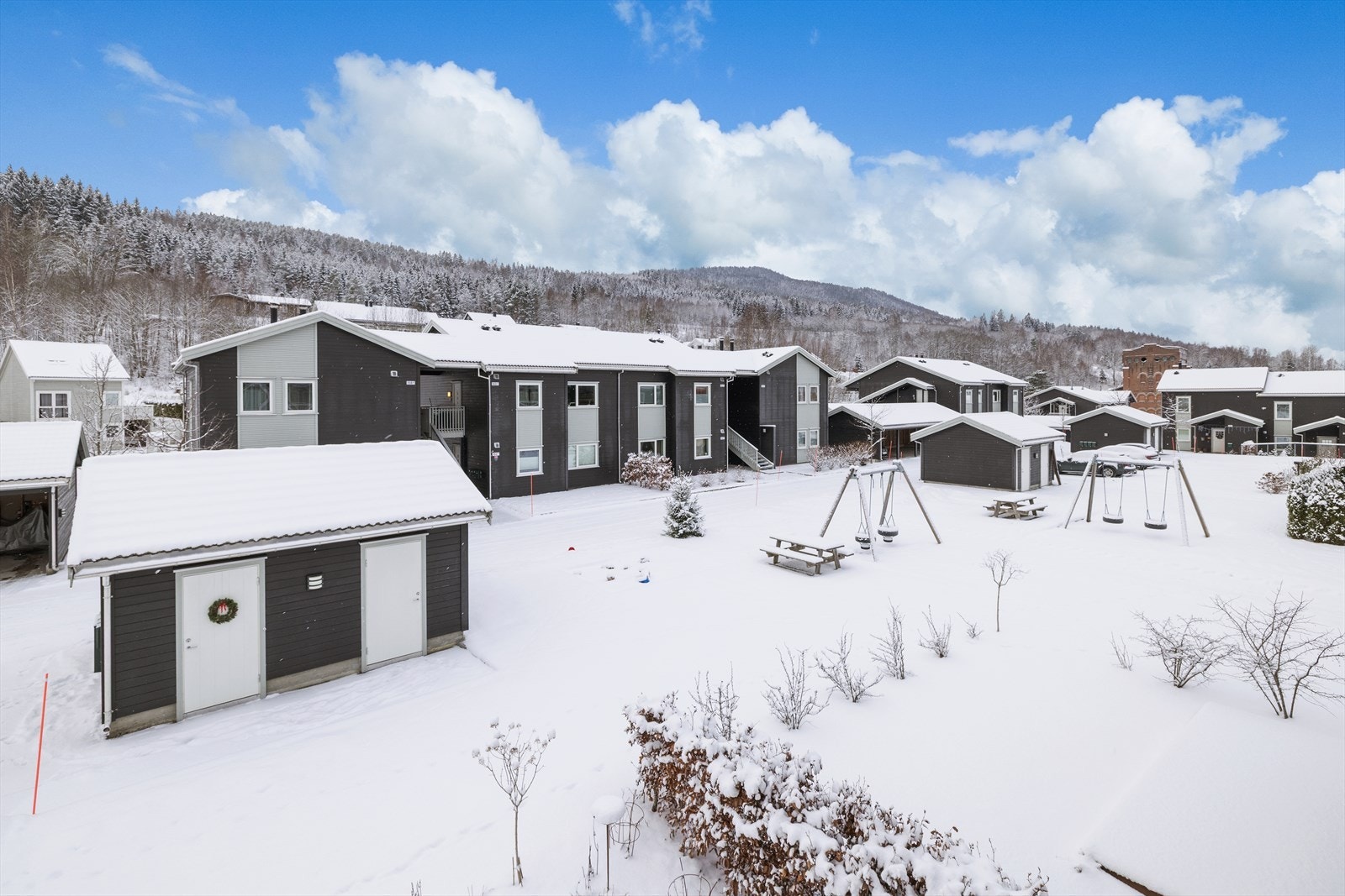 Boligen har en sentral og barnevennlig beliggenhet i et hyggelig boligområde på Gulskogen Galleribilde