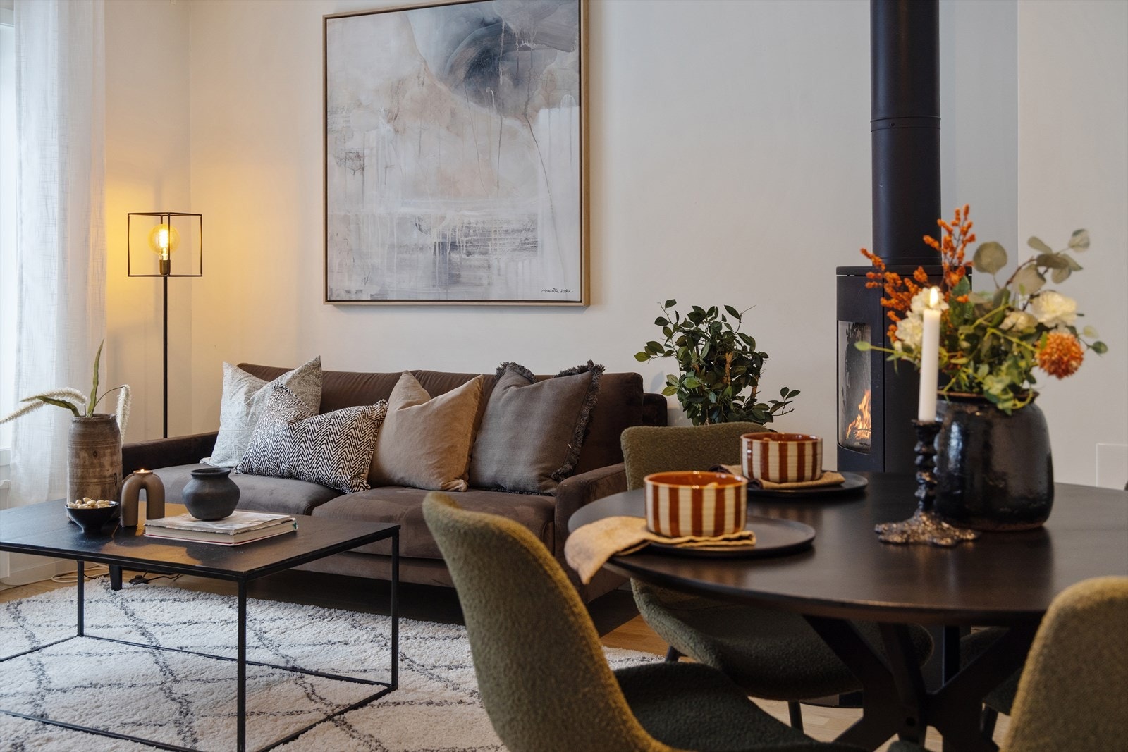 Det er god plass til sofagruppe og spisebord. Galleribilde