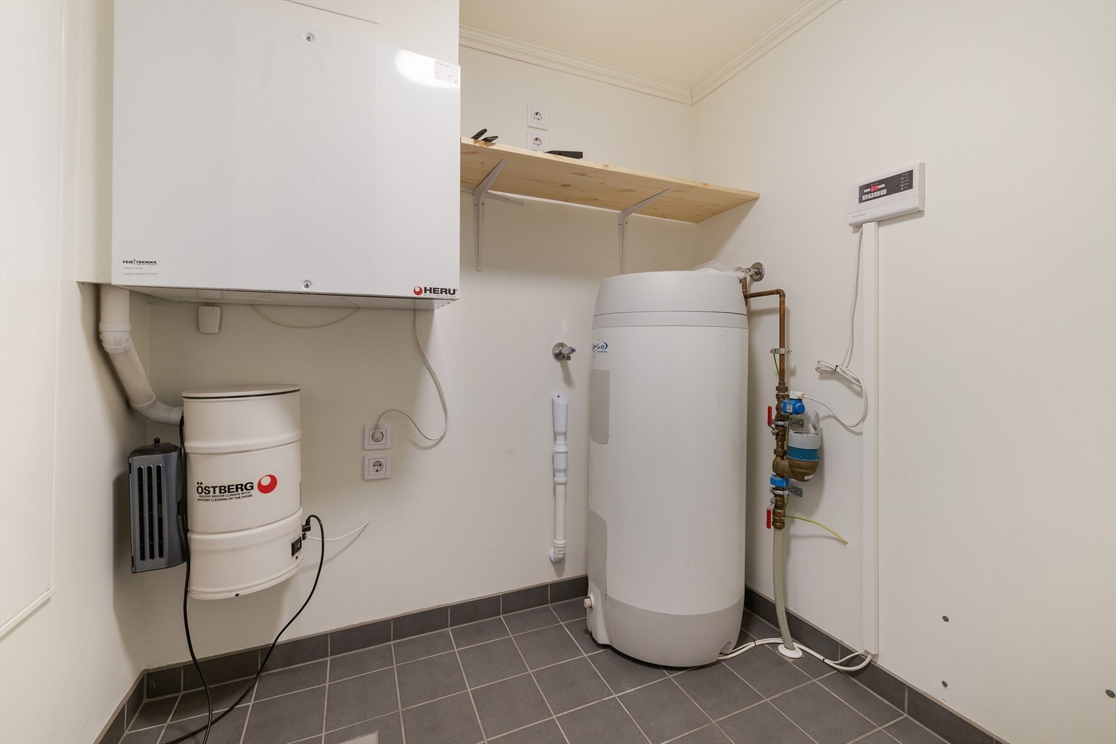 Eget rom med varmtvannsbereder, ventilasjonsanlegg og opplegg for sentralstøvsuger. Praktisk oppbevaringsplass. Galleribilde