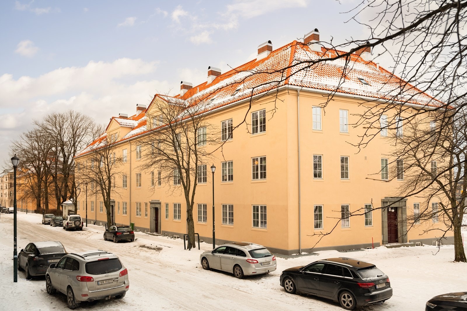 Det er også gode parkeringsmuligheter i gate utenfor leiligheten. Galleribilde