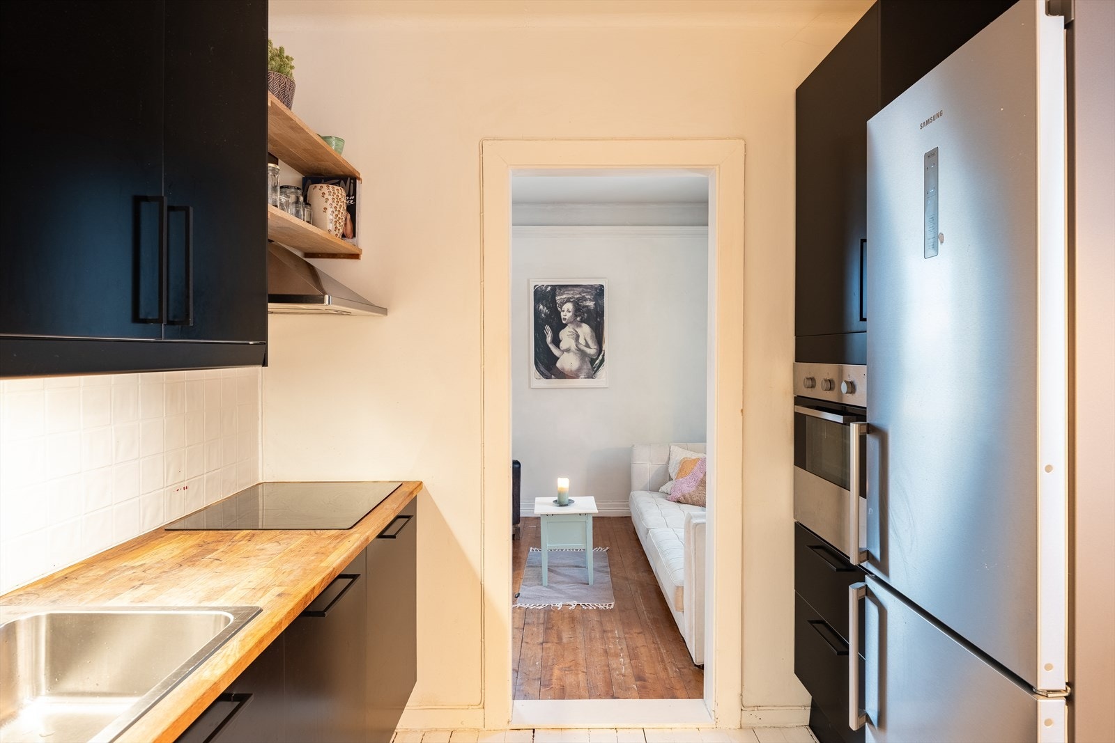 Hvitevarer som platetopp og stekeovn er integrerte og medfølger handelen. Øvrige hvitevarer som kjøleskap, mikrobølgeovn og vaskemaskin kan også medfølge om ønskelig. Galleribilde