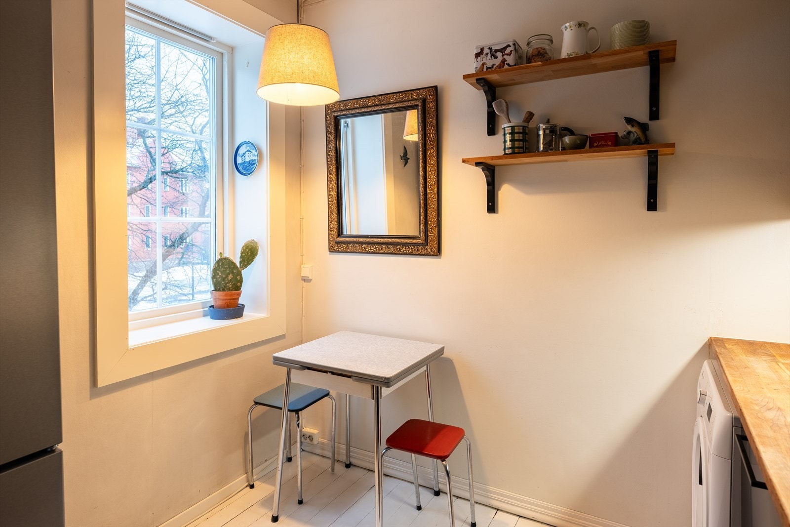 Kjøkkenet rommer 7,5m². I tillegg til innredningen er det god plass til et lite spisebord. Galleribilde