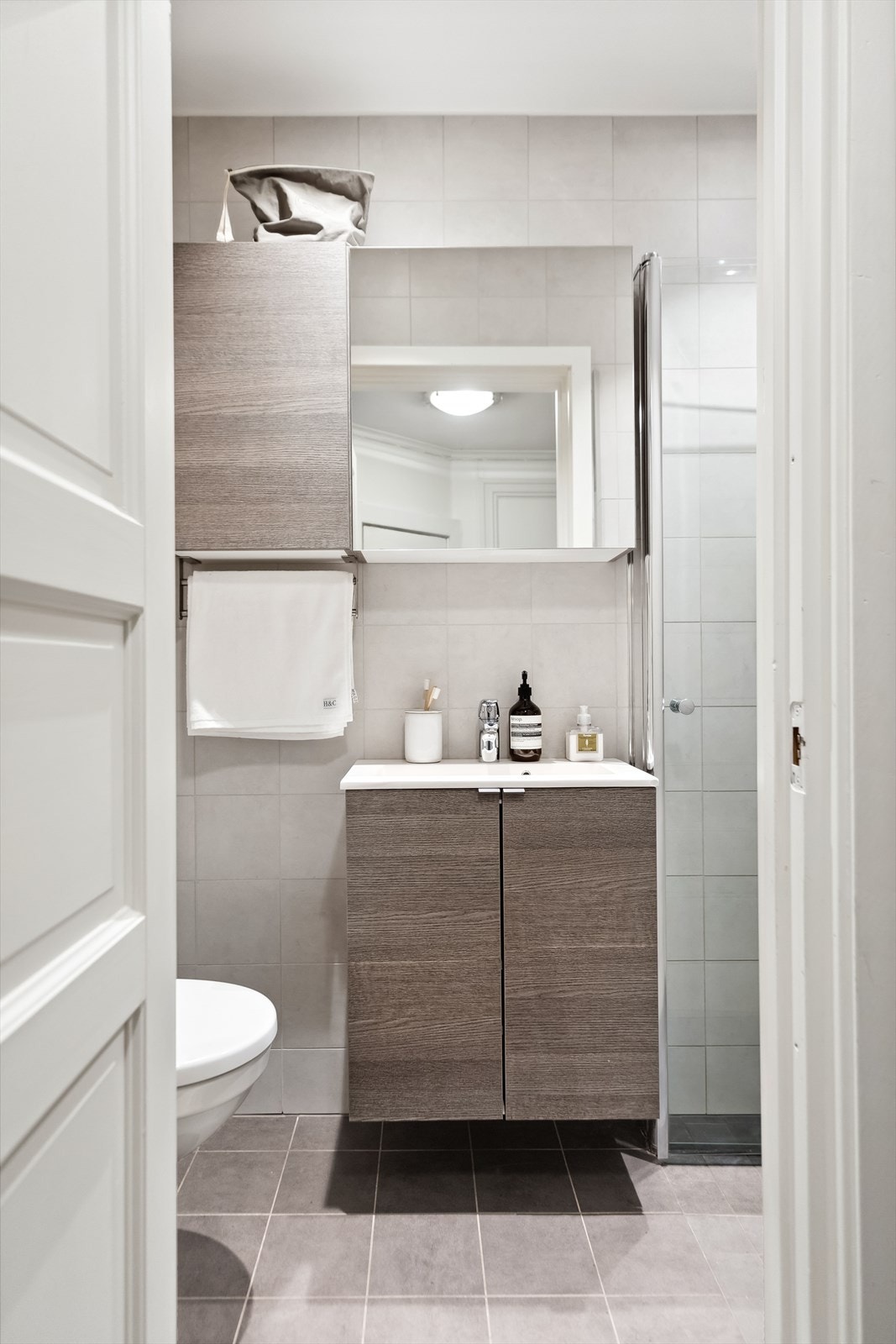 Rommet er godt utnyttet med smarte løsninger for innredning og oppbevaring. Galleribilde