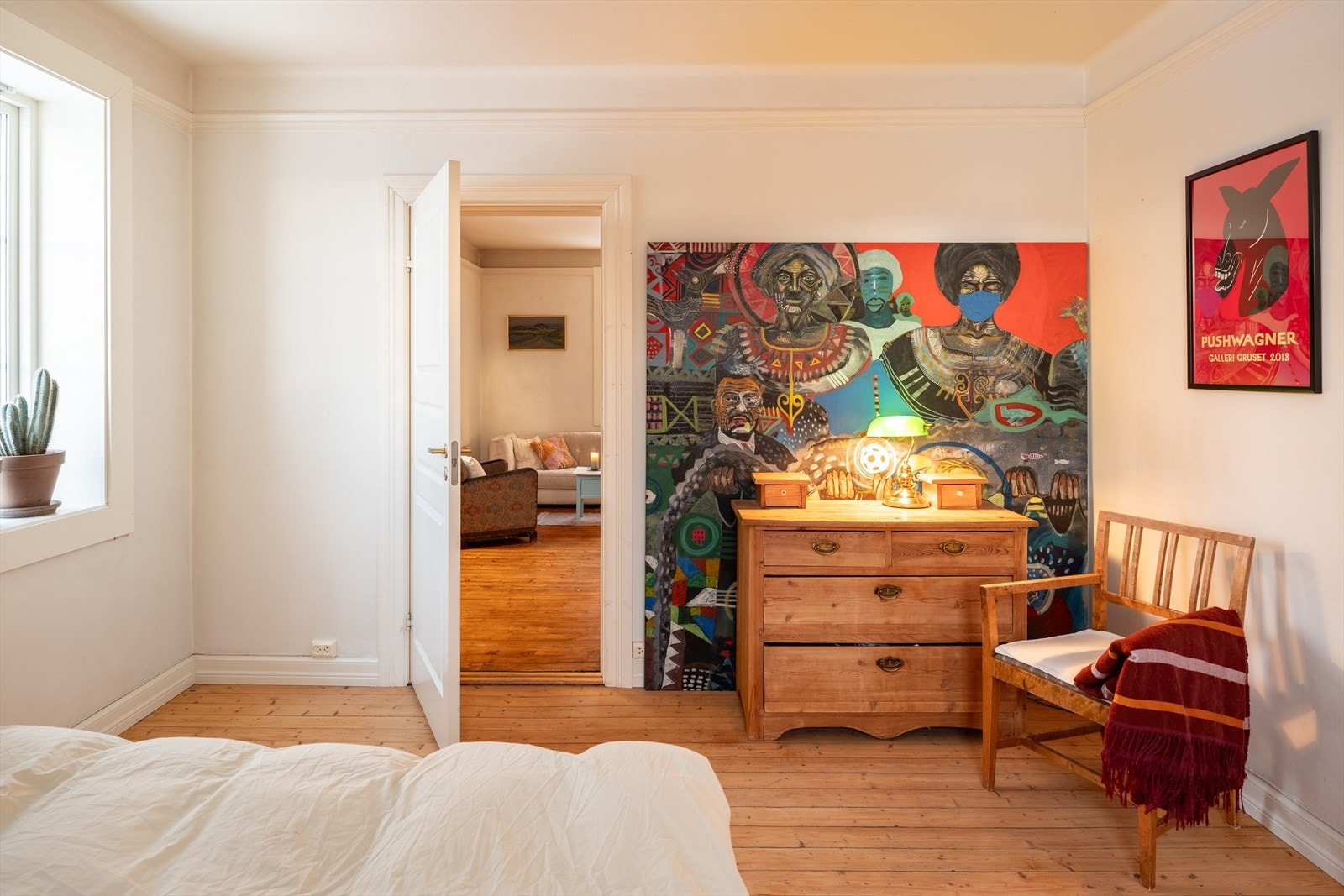 Det er gang- og sykkelavstand til flere av byens studiesteder og andre fasiliteter. Borettslaget har en felles sykkelbod. Det er i tillegg kort vei til bussholdeplass og togstasjon. Galleribilde