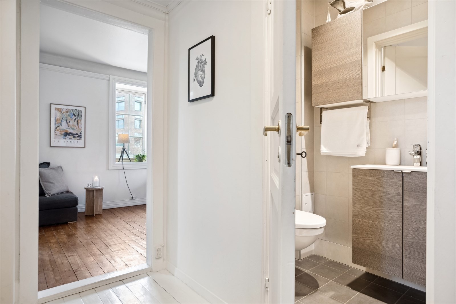 Det er mye inkludert i månedlige felleskostnader, som blant annet internett, kommunale avgifter, felles byggforsikring, kommunale kostnader og betjening av andel fellesgjeld mm. Galleribilde