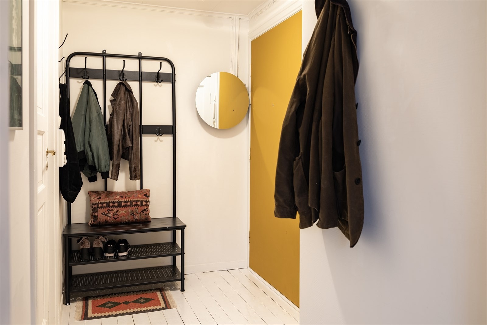 I tilknytning til entréen ligger også en innendørs bod som egner seg godt til ekstra oppbevaring av klær. Ellers disponerer leiligheten også to store eksterne boder, en på loft og en i kjeller. Galleribilde