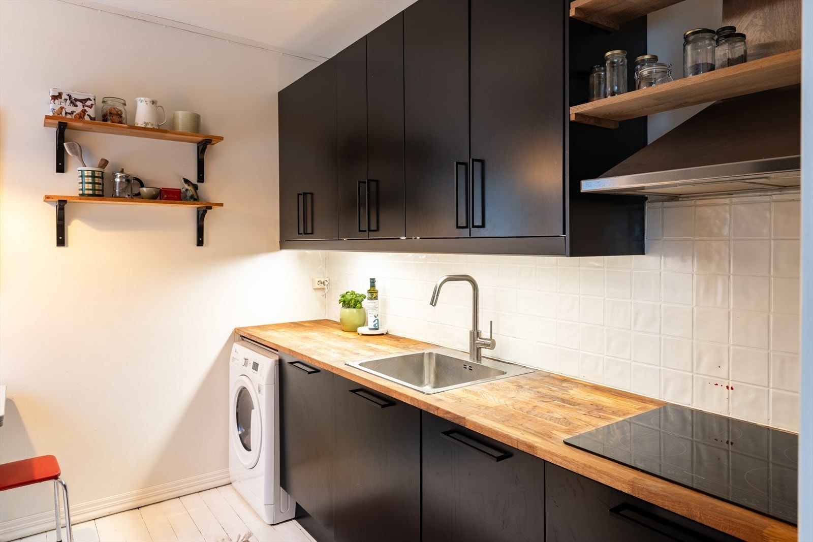 Selve kjøkkeninnredningen er fra 2009. Kjøkkenet er oppgradert med ny benkeplate, flisene er malt, og det originale tregulvet er tatt frem og malt opp. Det er opplegg for vaskemaskin på kjøkkenet. Galleribilde