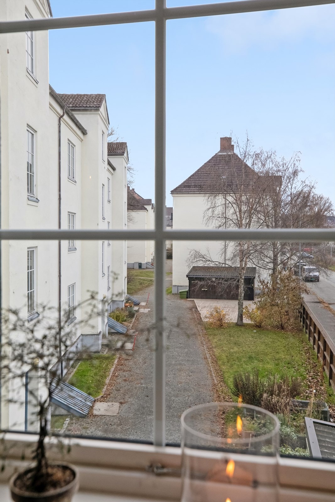 Utsikt fra soveromsvindu. Grøntarealene som vises er felles for borettslaget og skaper en svært trivelig atmosfære. Det er blant annet muligheter for å dyrke egne grønnsaker og urter. Galleribilde