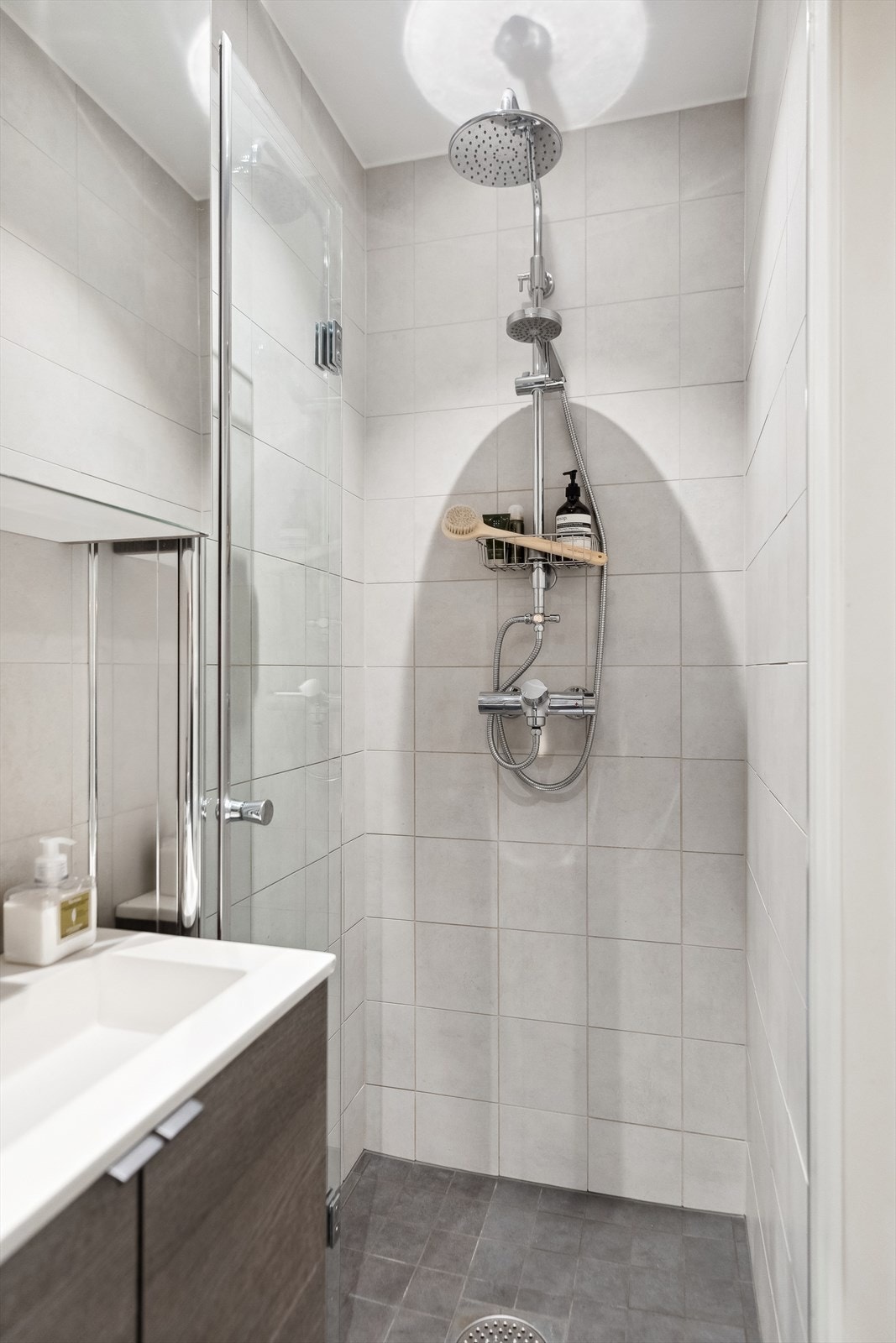 Badet er utstyrt med blant annet vegghengt toalett, gulvvarme og dushjørne med regndusj. Galleribilde