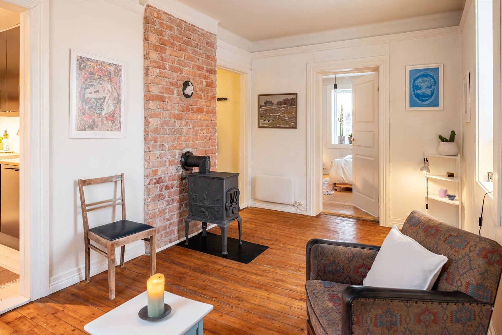 Leiligheten varmes opp med vedfyring, som både bidrar til reduserte energikostnader og en lun atmosfære. Galleribilde