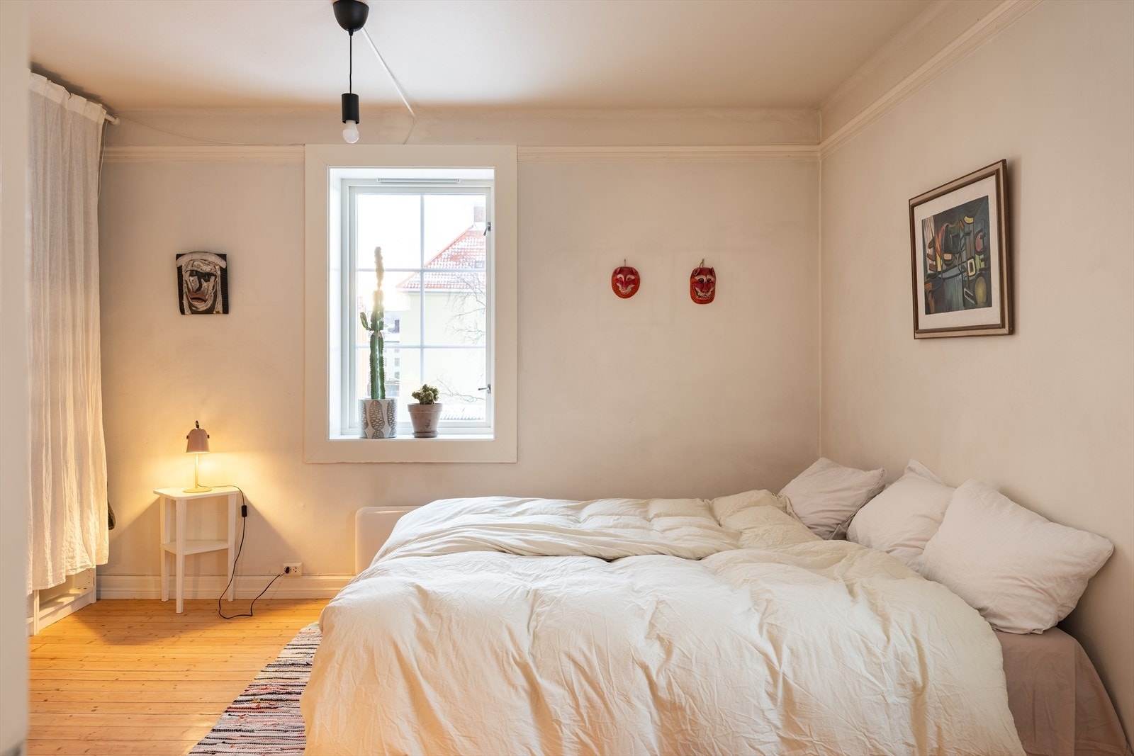 Soverommet er svært romslig med sine 17m². Rommet gir derfor gode muligheter til ønsket sengestørrelse med tilhørende møblement samt klesoppbevaring og kontorløsning. Galleribilde