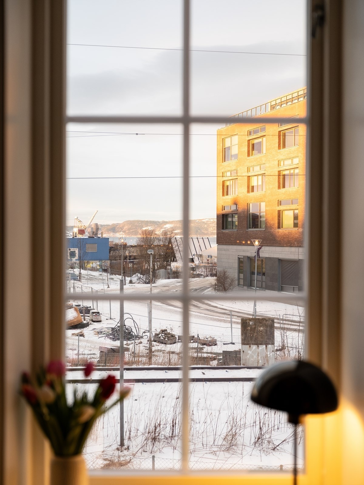 De originale tregulvene, vinduer med dype karmer og den ekstra takhøyden skaper en klassisk bygårdsfølelse. Galleribilde