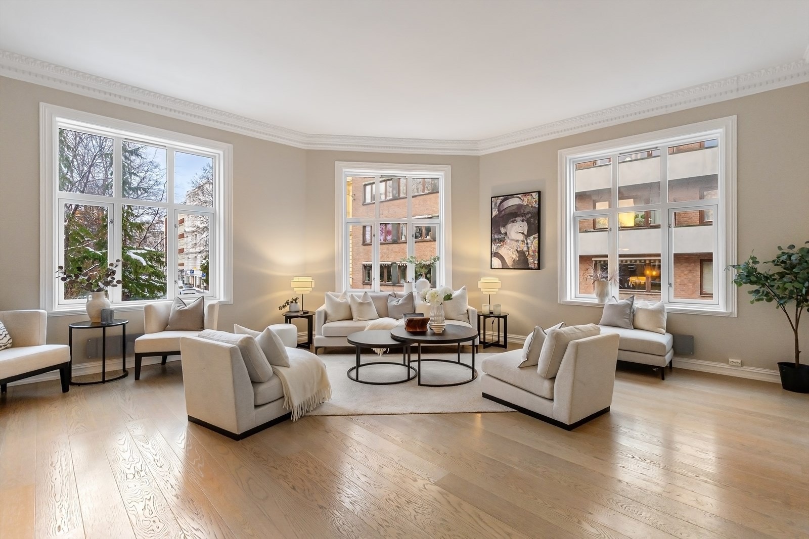 Svært romslig hjørnestue som oppleves lys og luftig med en takhøyde på 3,3 m og store vindusflater fra 3 sider som slipper inn rikelig med naturlig lys. Galleribilde