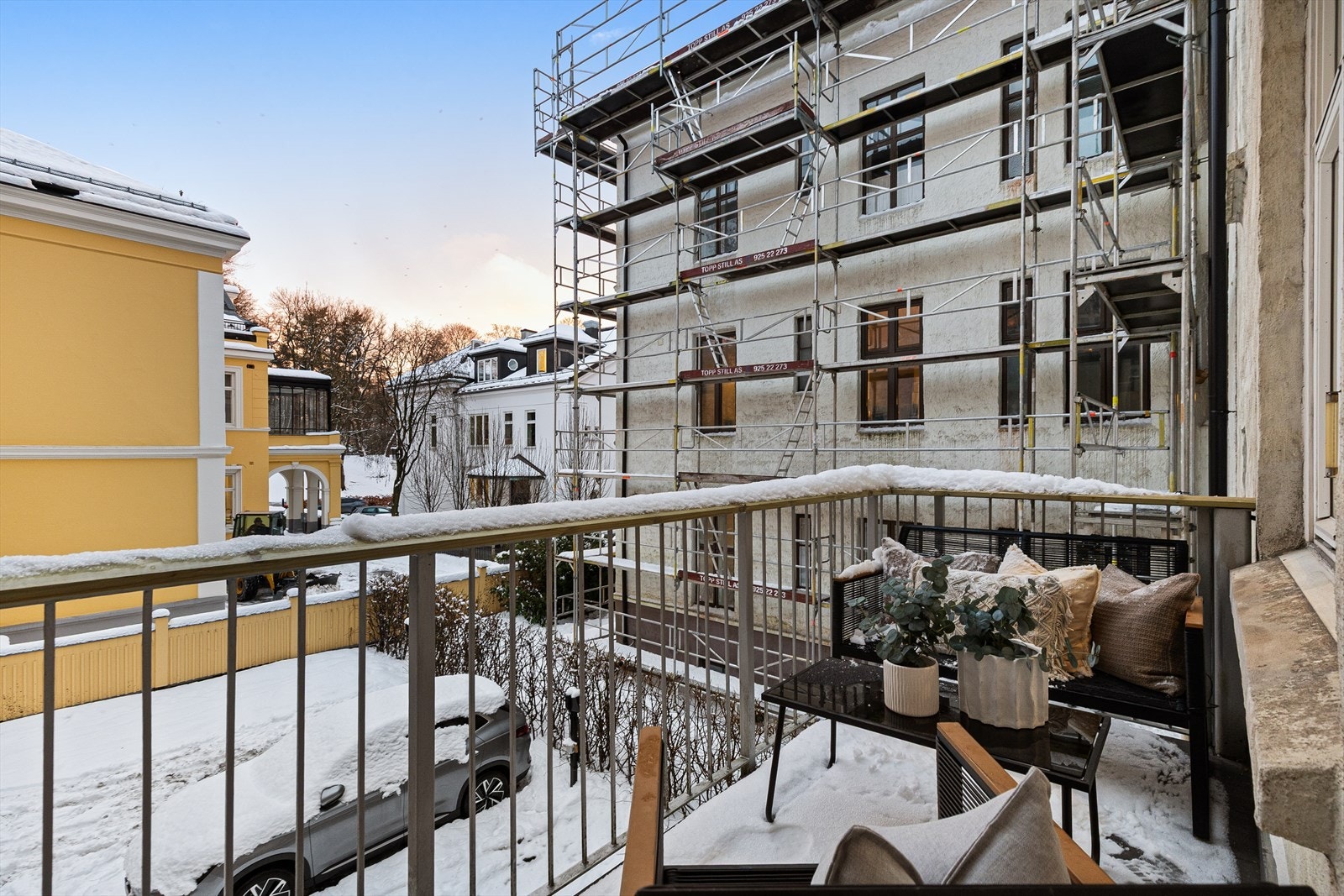 Hyggelig utsyn mot klassiske bygårder og slottsparken. Galleribilde