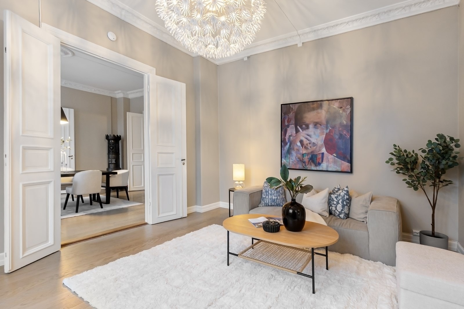 Klassiske detaljer med fløydører, rosett og stukkatur. Galleribilde