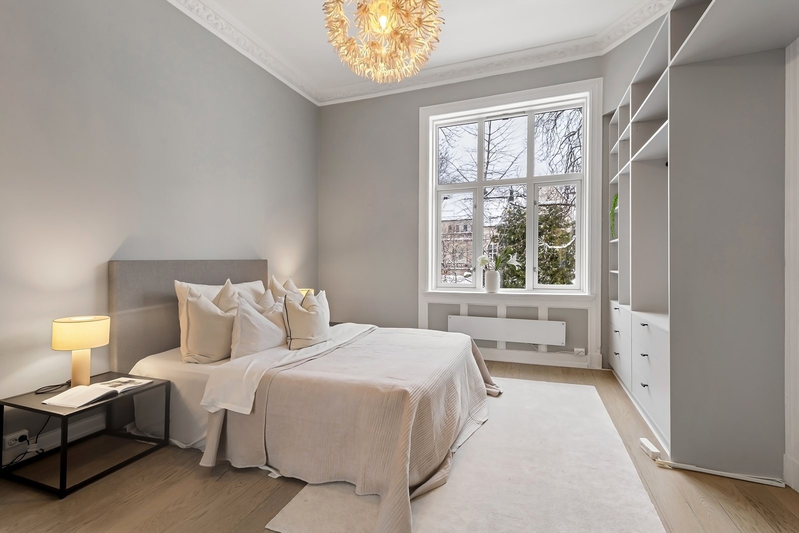 Hovedsoverom med rikelig med naturlig lys og høyt under taket. Galleribilde