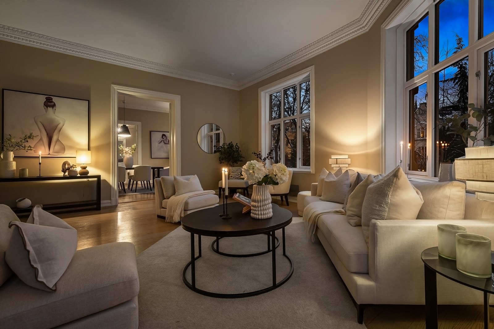 Stuen fremstår svært innbydende og med god plass til stor sofagruppe og annet tilhørende møblement. Galleribilde